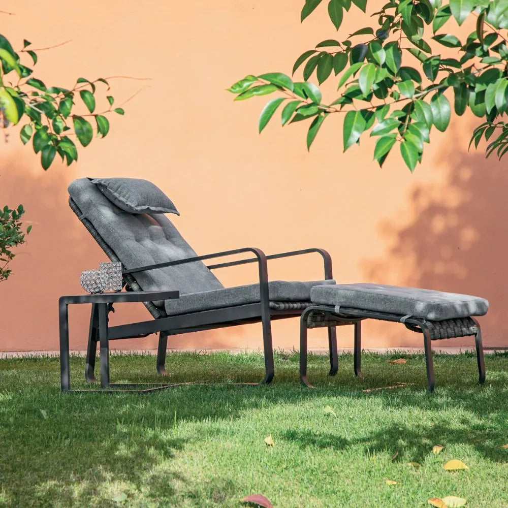 Fotelja Capri Relax s antracit postoljem i tamnosivim užetom u vrtu