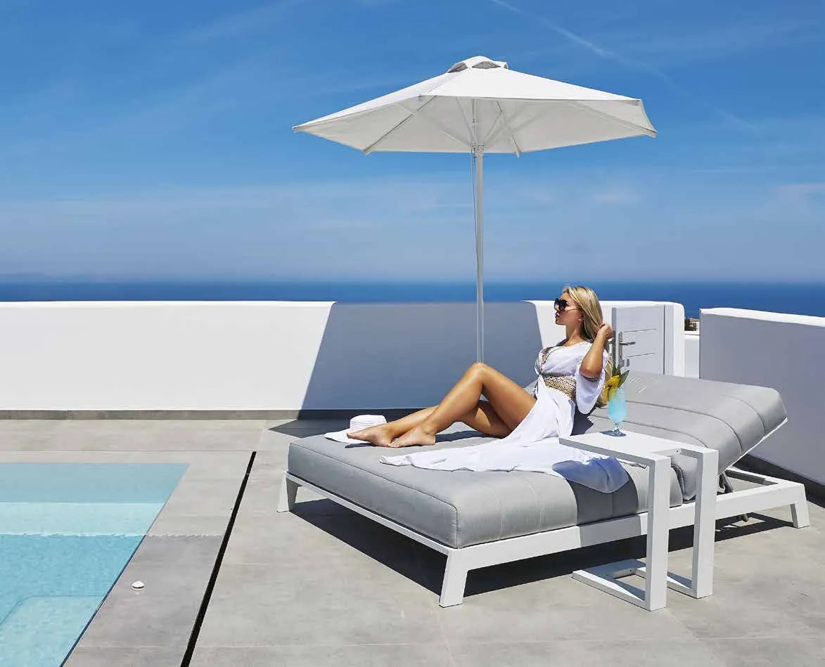 Krevet Bite s bijelim postoljem i jastukom boje olova uz bazen