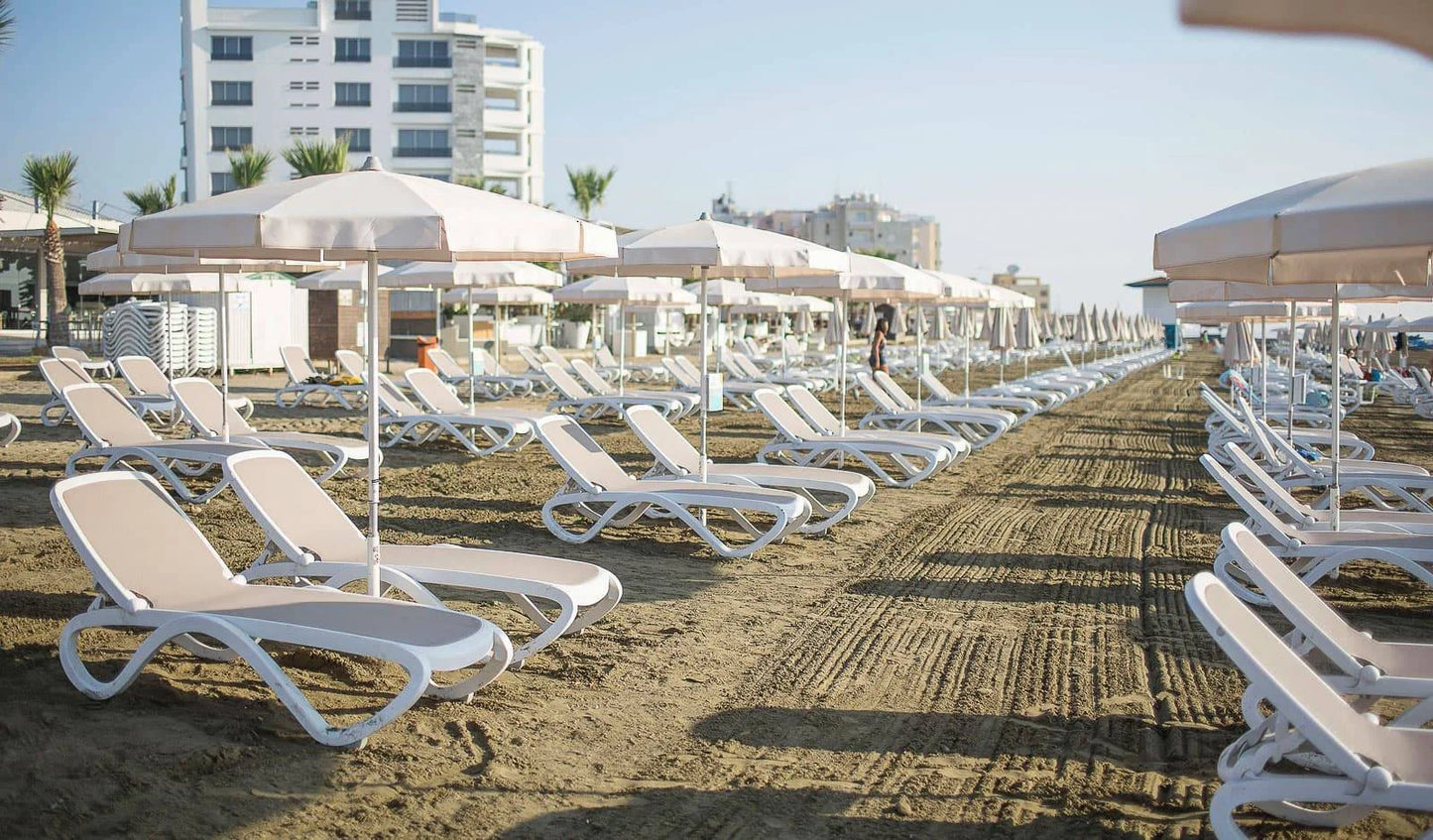 ležaljke Omega bianco tortora na plaži