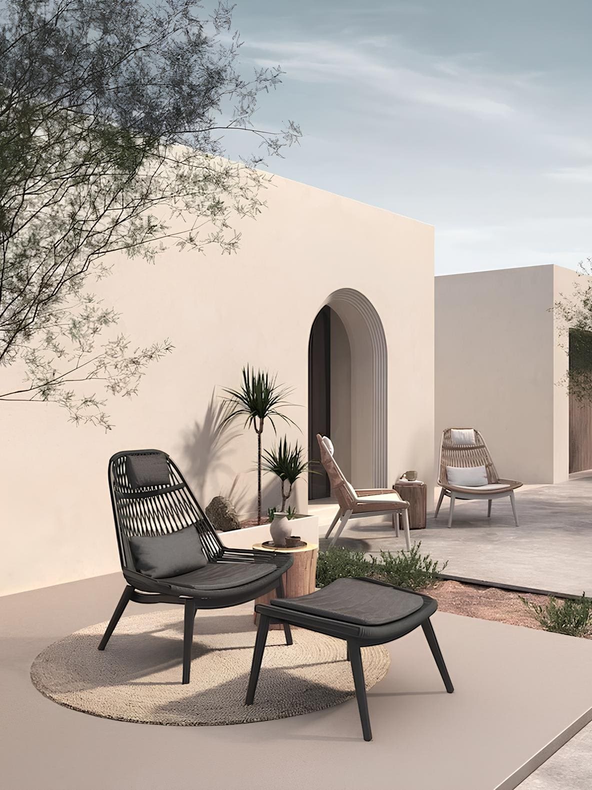 lounge stolica Como ispred kuce u vrtu