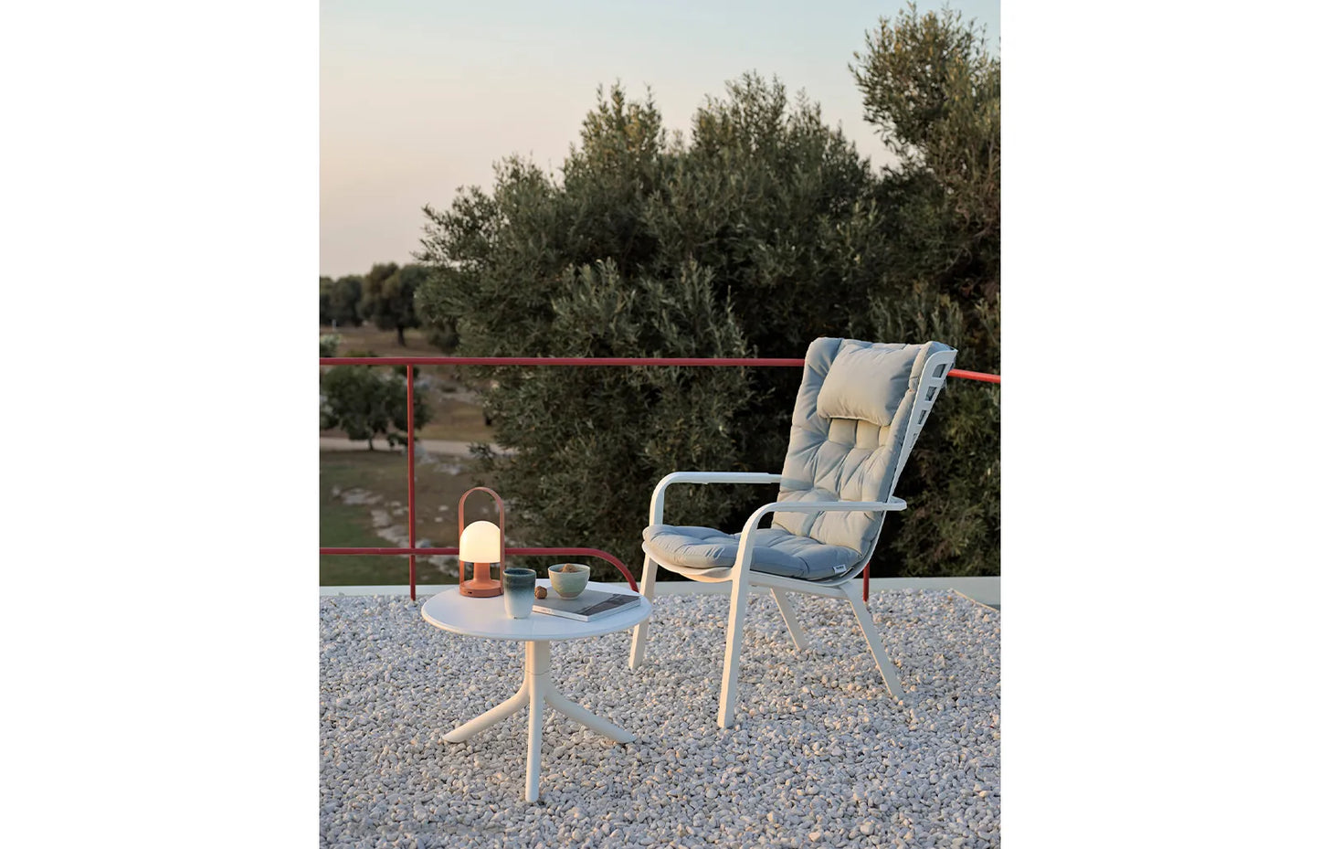 podesivi stol Spritz bianco na terasi