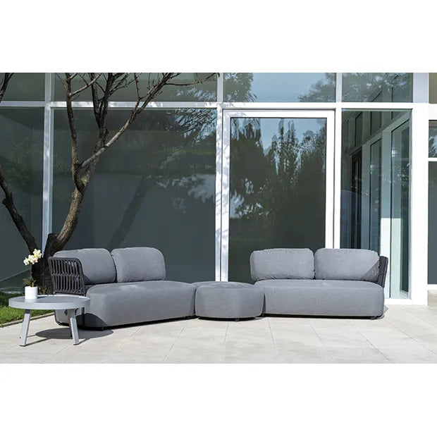 Set Soft Modular s crnim postoljem i tamnosivim užetom na terasi