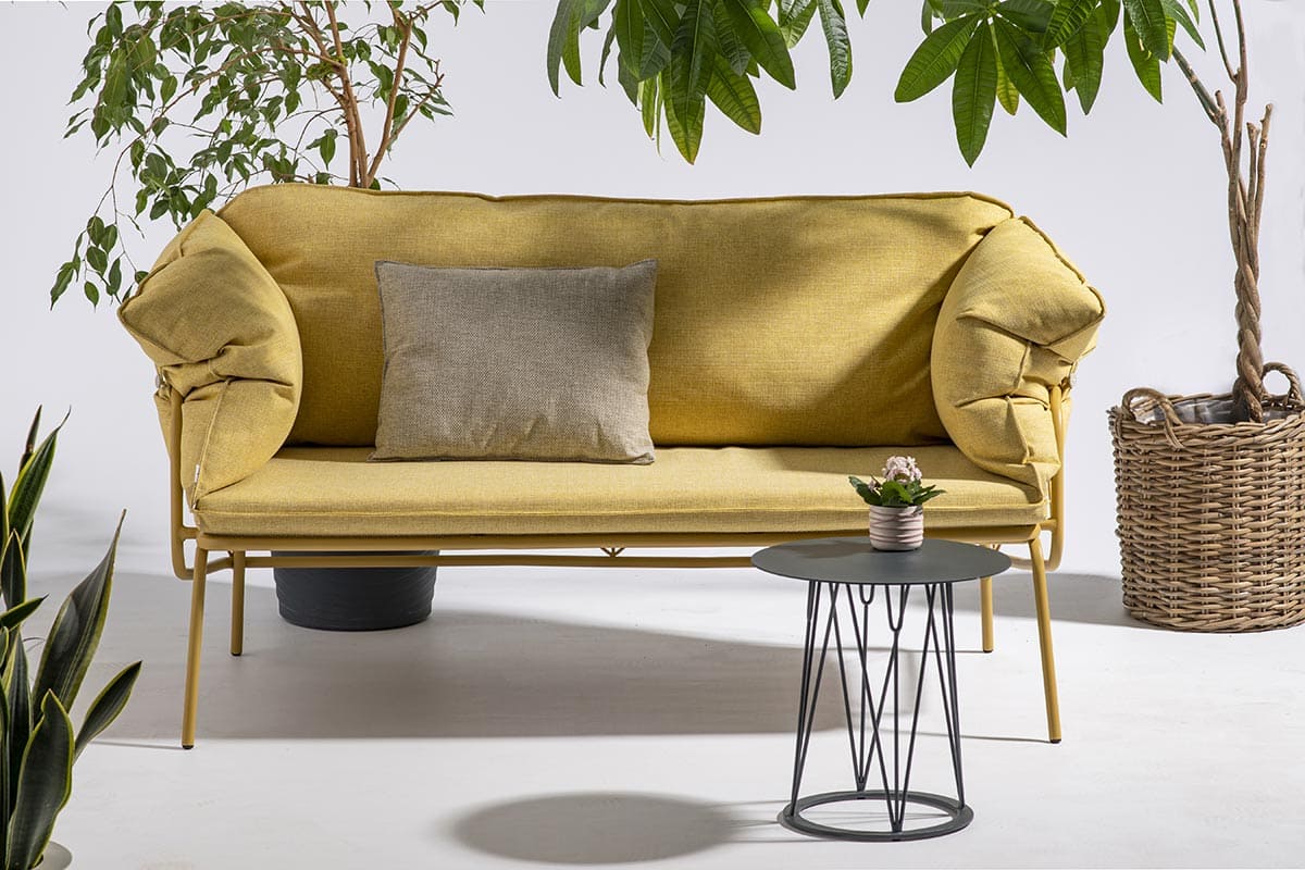 sofa Ataman Mesh prednji prikaz kraj biljke i stolića