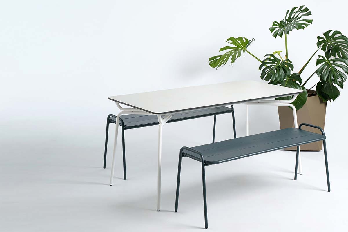 stol Nero RE sa klupama kraj biljke