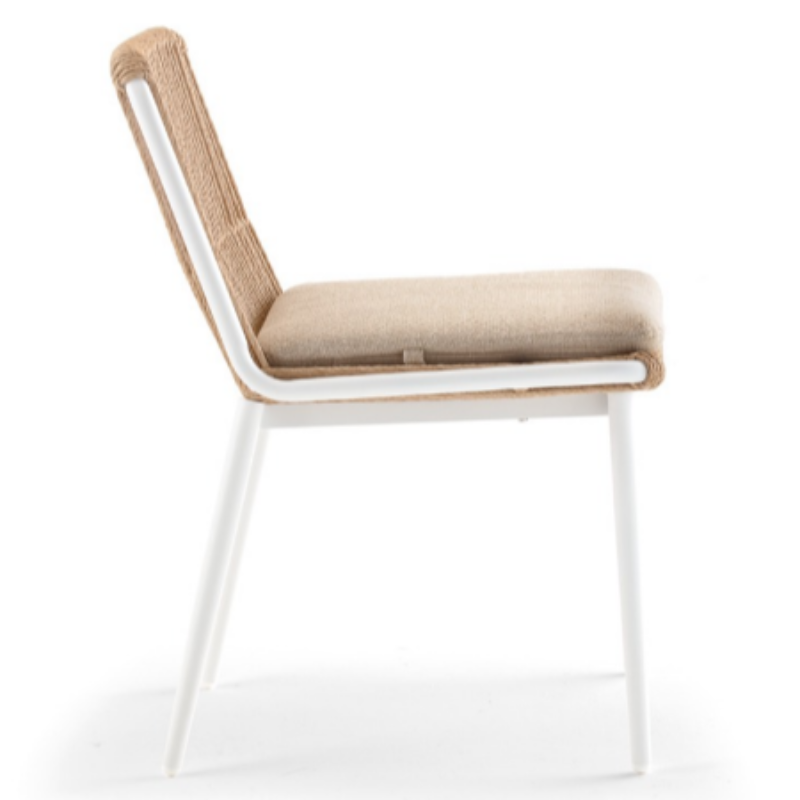 stolica Como s bijelim postoljem i užetom boje prirodnog pruća