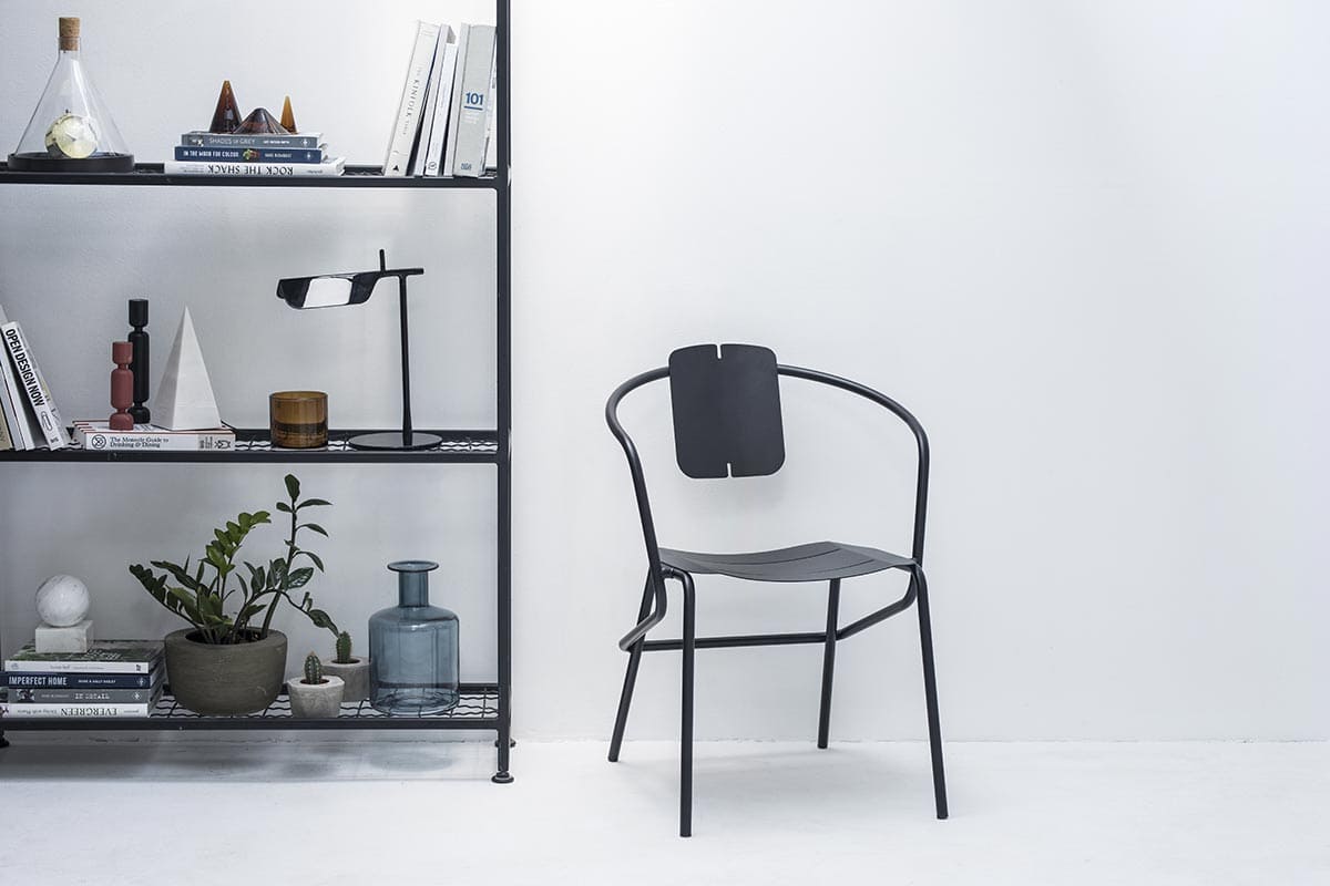 stolica Ataman Minimalist na bijeloj pozaadini uz policu