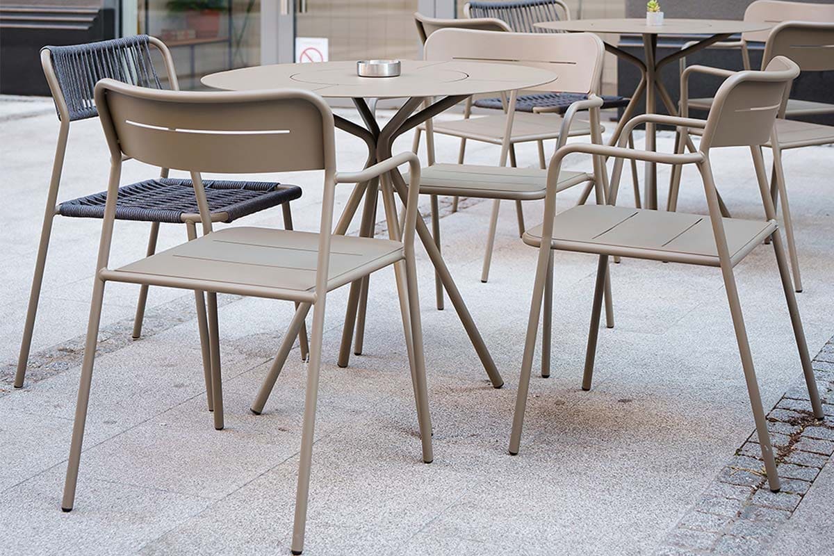 stolica Nero s rukonaslonom u bašti kafića