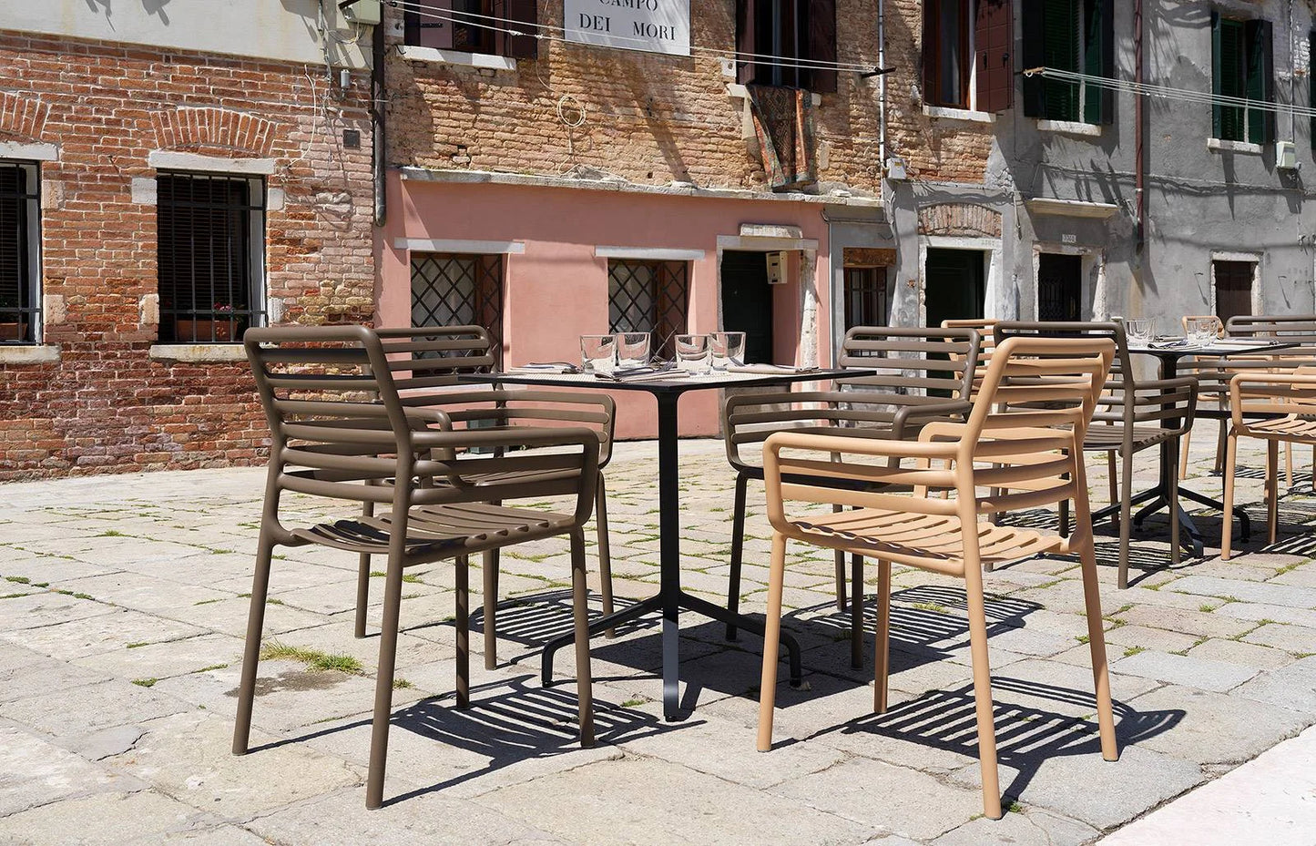 stolice Doga tabacco i cappuccino na ulici