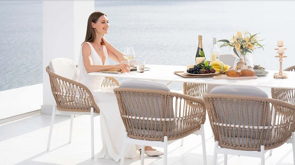 Stolice Elba za stolom na terasi