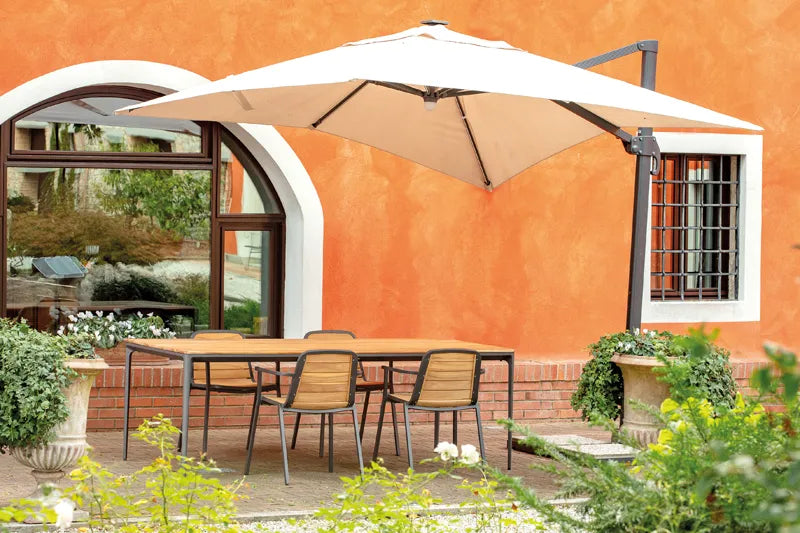 Stolice Nida u vrtu sa suncobranom